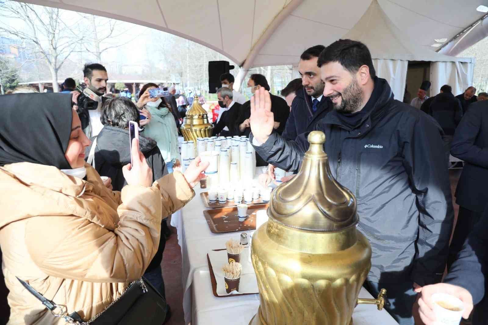 Kağıthane Belediyesi, Hasbahçe’de binlerce vatandaşa kış aylarının vazgeçilmez içeceği salep ikram etti. Sıcacık saleplerini yudumlayan ...