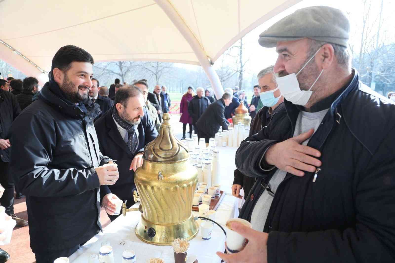 Kağıthane Belediyesi, Hasbahçe’de binlerce vatandaşa kış aylarının vazgeçilmez içeceği salep ikram etti. Sıcacık saleplerini yudumlayan ...