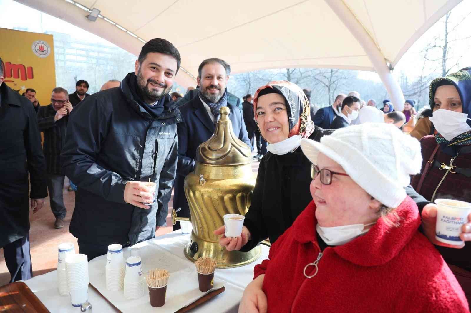 Kağıthane Belediyesi, Hasbahçe’de binlerce vatandaşa kış aylarının vazgeçilmez içeceği salep ikram etti. Sıcacık saleplerini yudumlayan ...