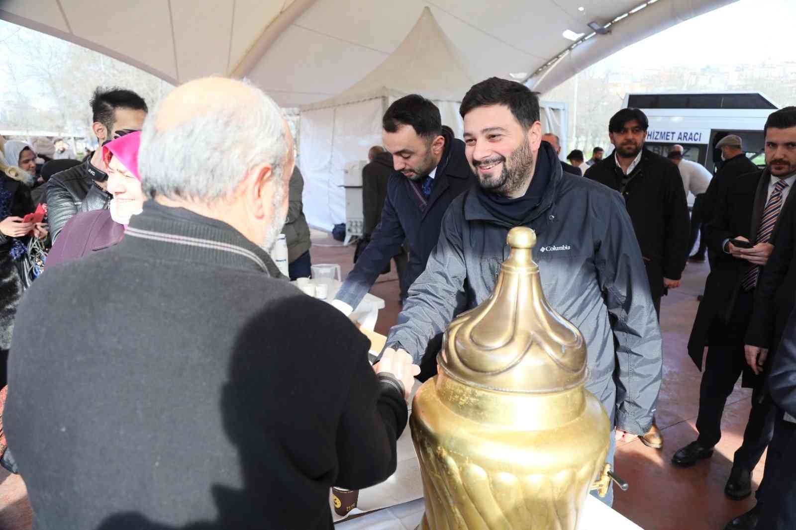 Kağıthane Belediyesi, Hasbahçe’de binlerce vatandaşa kış aylarının vazgeçilmez içeceği salep ikram etti. Sıcacık saleplerini yudumlayan ...