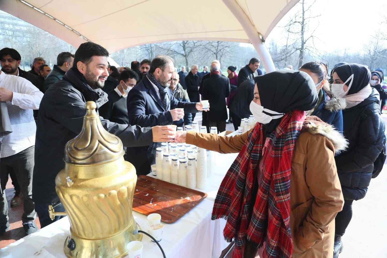 Kağıthane Belediyesi, Hasbahçe’de binlerce vatandaşa kış aylarının vazgeçilmez içeceği salep ikram etti. Sıcacık saleplerini yudumlayan ...