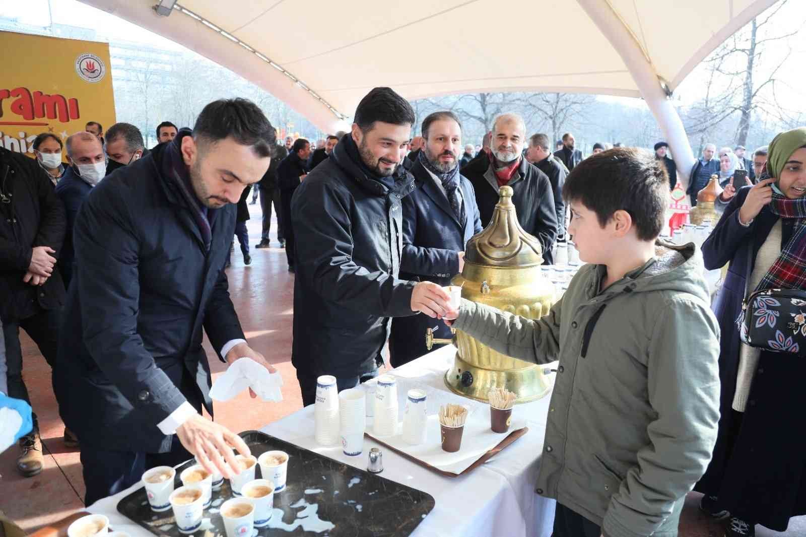 Kağıthane Belediyesi, Hasbahçe’de binlerce vatandaşa kış aylarının vazgeçilmez içeceği salep ikram etti. Sıcacık saleplerini yudumlayan ...