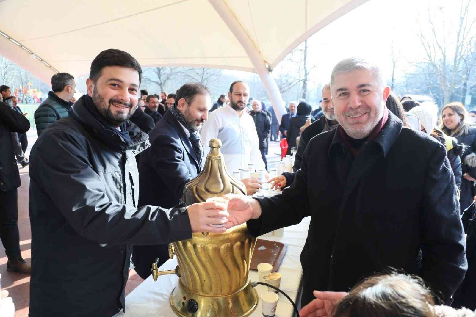 Kağıthane Belediyesi, Hasbahçe’de binlerce vatandaşa kış aylarının vazgeçilmez içeceği salep ikram etti. Sıcacık saleplerini yudumlayan ...