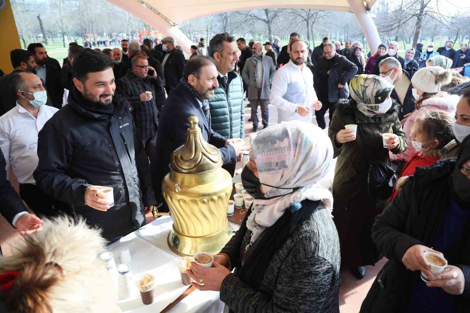 Kağıthane Belediyesi, Hasbahçe’de binlerce vatandaşa kış aylarının vazgeçilmez içeceği salep ikram etti. Sıcacık saleplerini yudumlayan ...