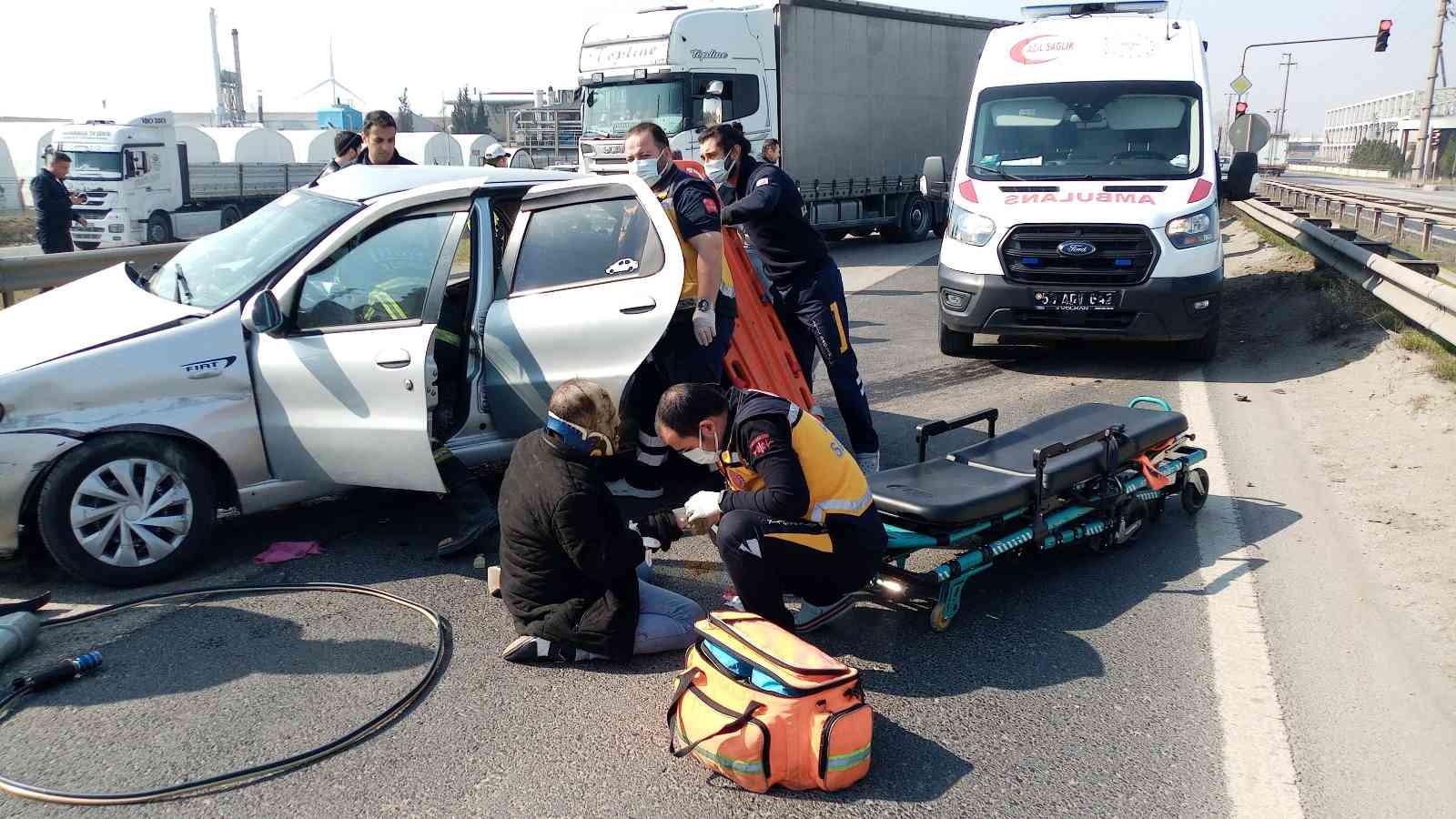 Tekirdağ’ın Ergene ilçesinde U dönüşü yasağı olan yol ayrımında dönüş yaptığı iddia edilen otomobil ile panelvan çarpıştı. Kaza sonrası otomobil ...