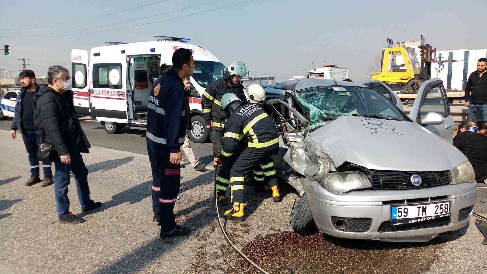 Tekirdağ’ın Ergene ilçesinde U dönüşü yasağı olan yol ayrımında dönüş yaptığı iddia edilen otomobil ile panelvan çarpıştı. Kaza sonrası otomobil ...