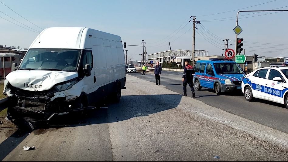 Tekirdağ’ın Ergene ilçesinde U dönüşü yasağı olan yol ayrımında dönüş yaptığı iddia edilen otomobil ile panelvan çarpıştı. Kaza sonrası otomobil ...