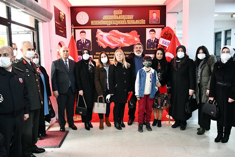 Tekirdağ merkez Süleymanpaşa ilçesinde Halil Tuna Akgöz İlkokulu’nda Şehit Halil Tuna Akgöz anısına yaptırılan Şehit Köşesi’nin açılışı yapıldı ...