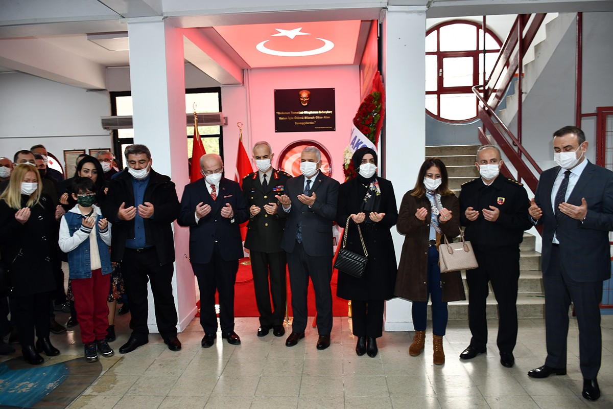 Tekirdağ merkez Süleymanpaşa ilçesinde Halil Tuna Akgöz İlkokulu’nda Şehit Halil Tuna Akgöz anısına yaptırılan Şehit Köşesi’nin açılışı yapıldı ...