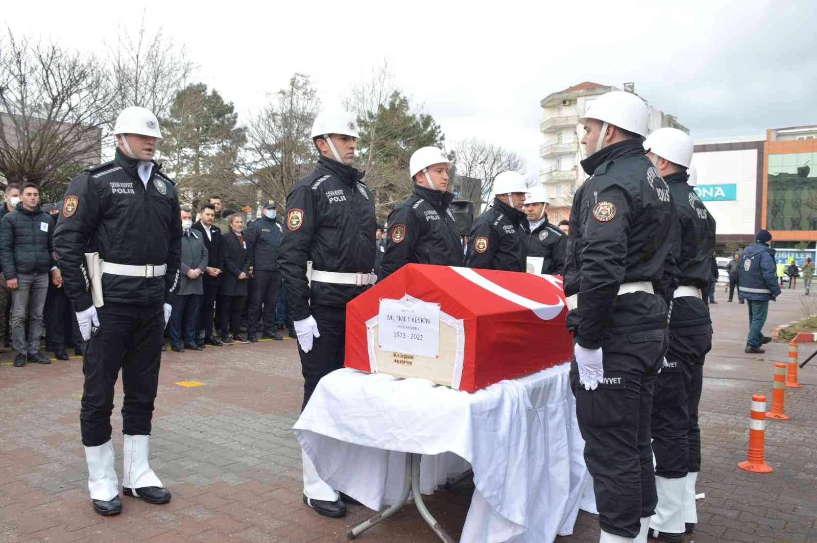 Sakarya Karasu İlçe Emniyet Müdürlüğü’nde görevi başındayken kalp krizi geçirmesi neticesinde hayatını kaybeden polis memuru, düzenlenen törenle ...