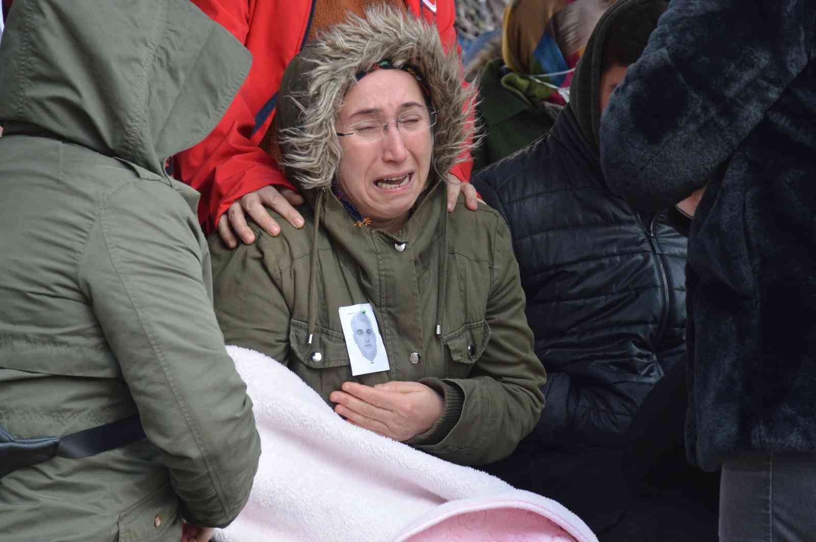 Sakarya Karasu İlçe Emniyet Müdürlüğü’nde görevi başındayken kalp krizi geçirmesi neticesinde hayatını kaybeden polis memuru, düzenlenen törenle ...