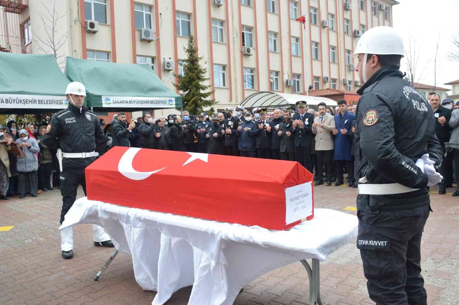 Sakarya Karasu İlçe Emniyet Müdürlüğü’nde görevi başındayken kalp krizi geçirmesi neticesinde hayatını kaybeden polis memuru, düzenlenen törenle ...