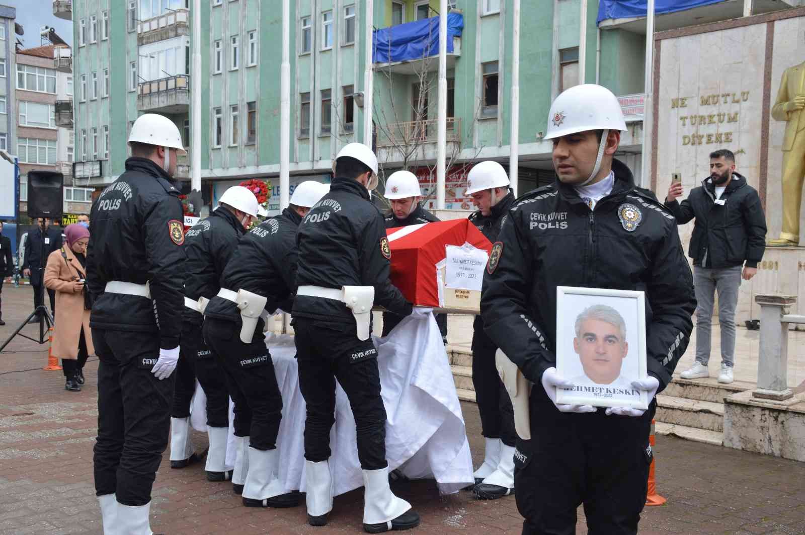 Sakarya Karasu İlçe Emniyet Müdürlüğü’nde görevi başındayken kalp krizi geçirmesi neticesinde hayatını kaybeden polis memuru, düzenlenen törenle ...