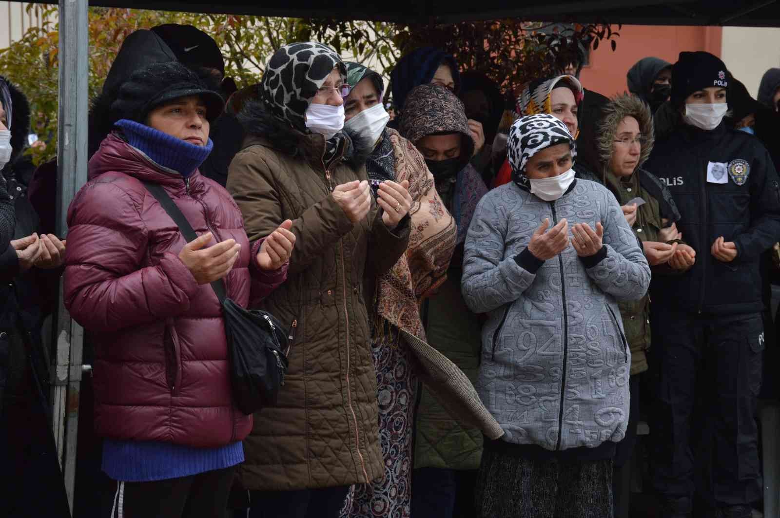 Sakarya Karasu İlçe Emniyet Müdürlüğü’nde görevi başındayken kalp krizi geçirmesi neticesinde hayatını kaybeden polis memuru, düzenlenen törenle ...