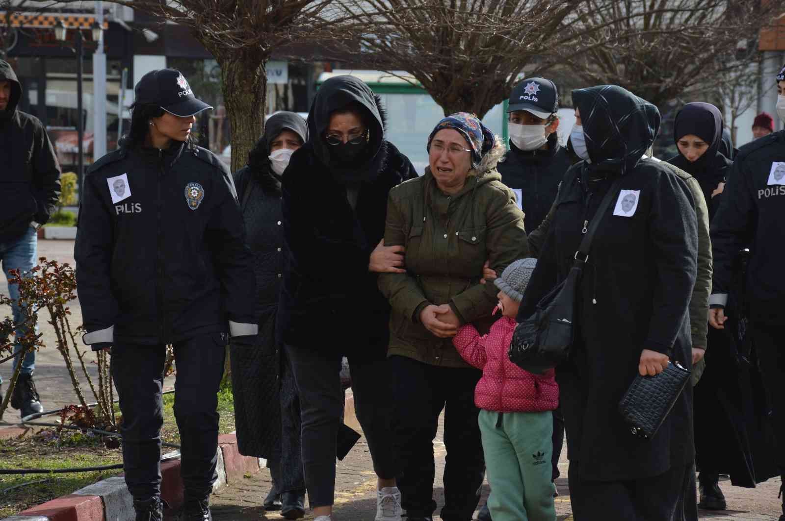 Sakarya Karasu İlçe Emniyet Müdürlüğü’nde görevi başındayken kalp krizi geçirmesi neticesinde hayatını kaybeden polis memuru, düzenlenen törenle ...