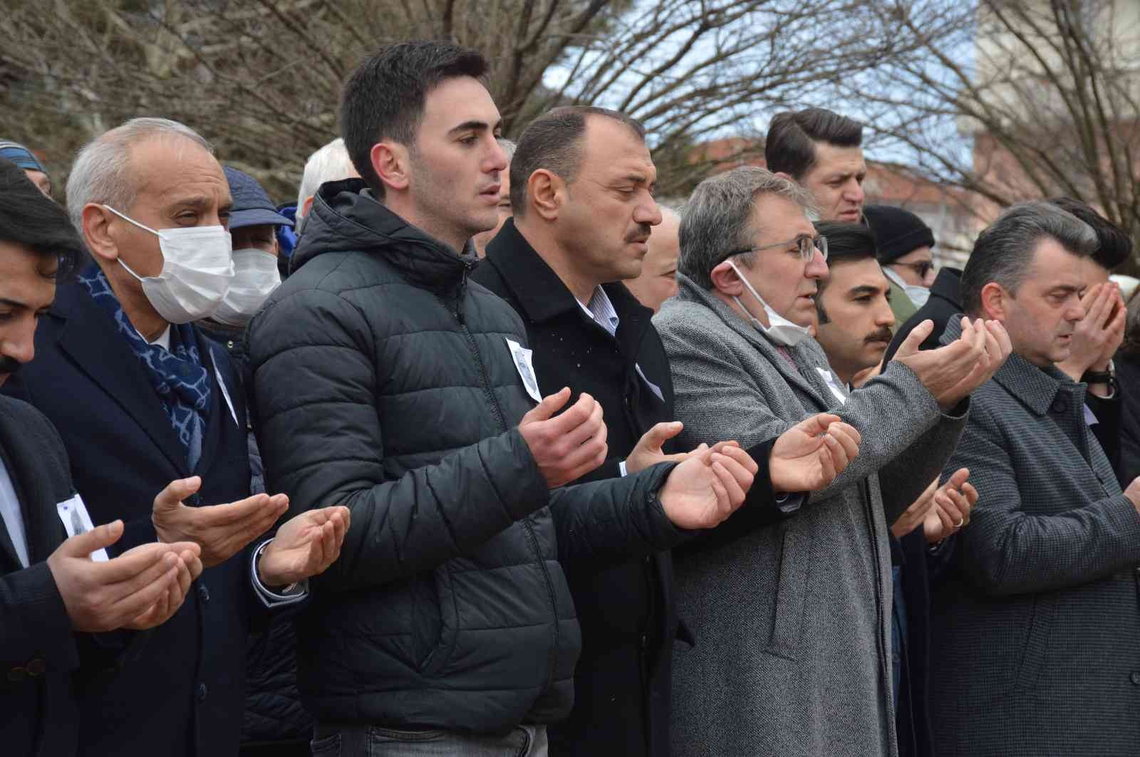 Sakarya Karasu İlçe Emniyet Müdürlüğü’nde görevi başındayken kalp krizi geçirmesi neticesinde hayatını kaybeden polis memuru, düzenlenen törenle ...