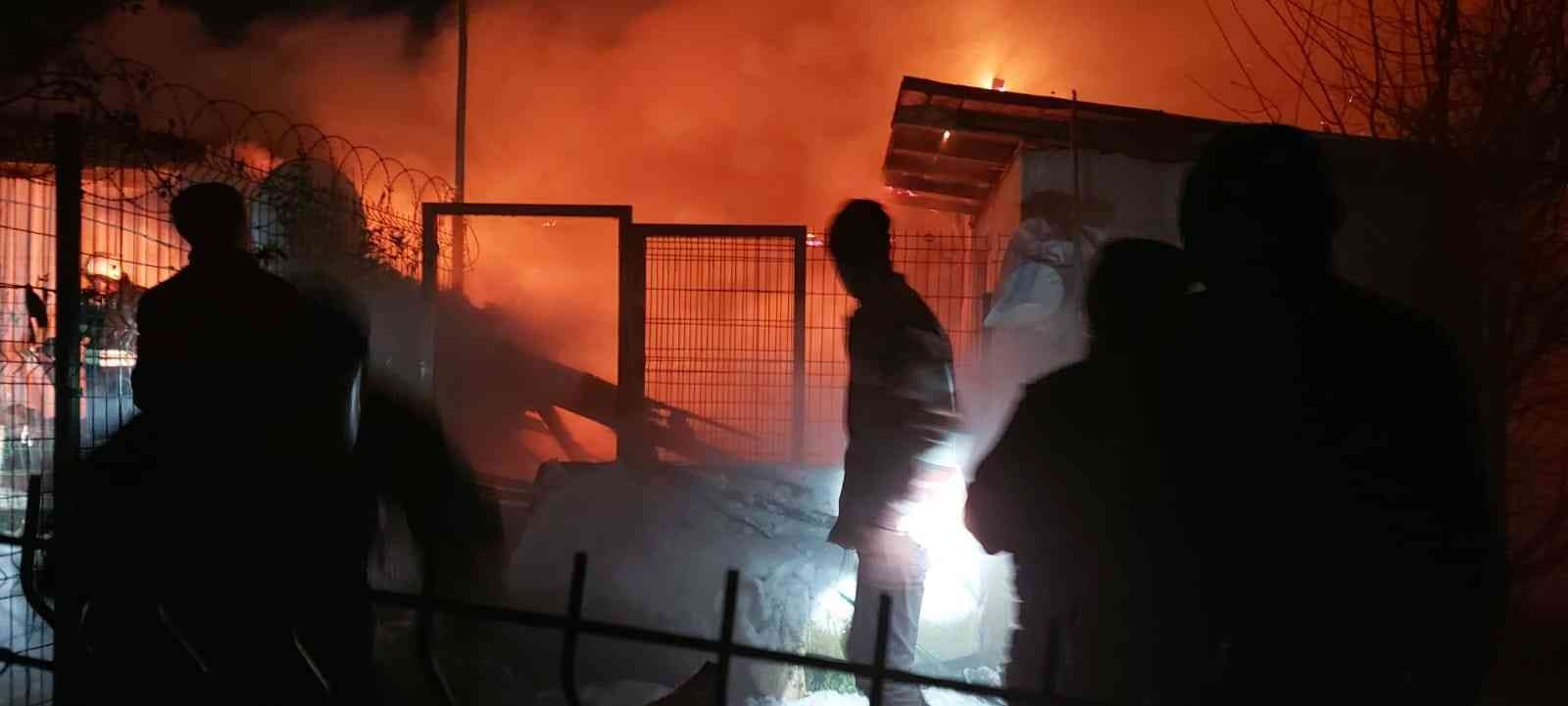 Kocaeli’nin Gebze ilçesinde hayvanların bulunduğu ahır alev alev yandı. Yangın, Kocaeli’nin Gebze ilçesi Balçık Mahallesi 3278 Sokak üzerinde ...