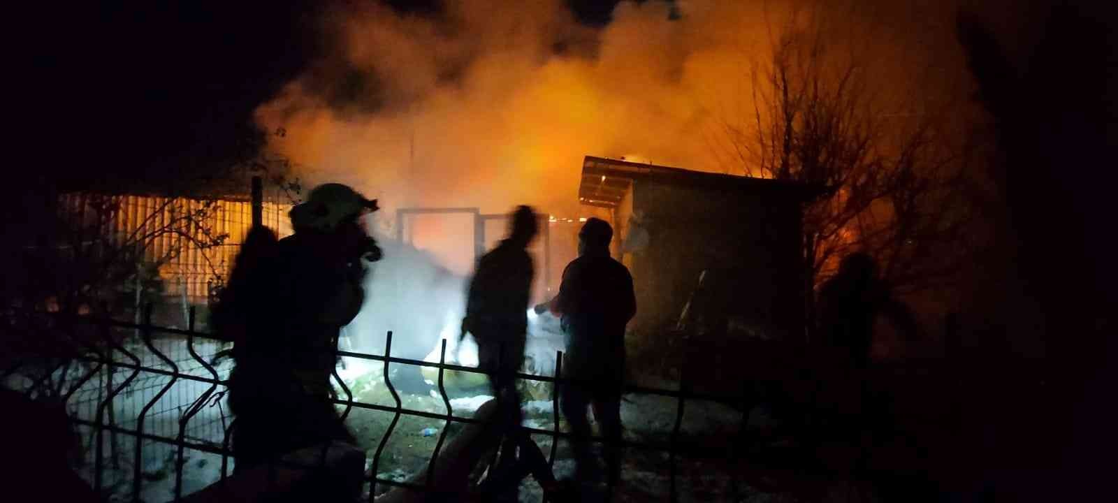 Kocaeli’nin Gebze içerisinde hayvanların bulunduğu ahır alev alev yandı. Yangın, Kocaeli’nin Gebze ilçesi Balçık Mahallesi 3278 Sokak üzerinde ...