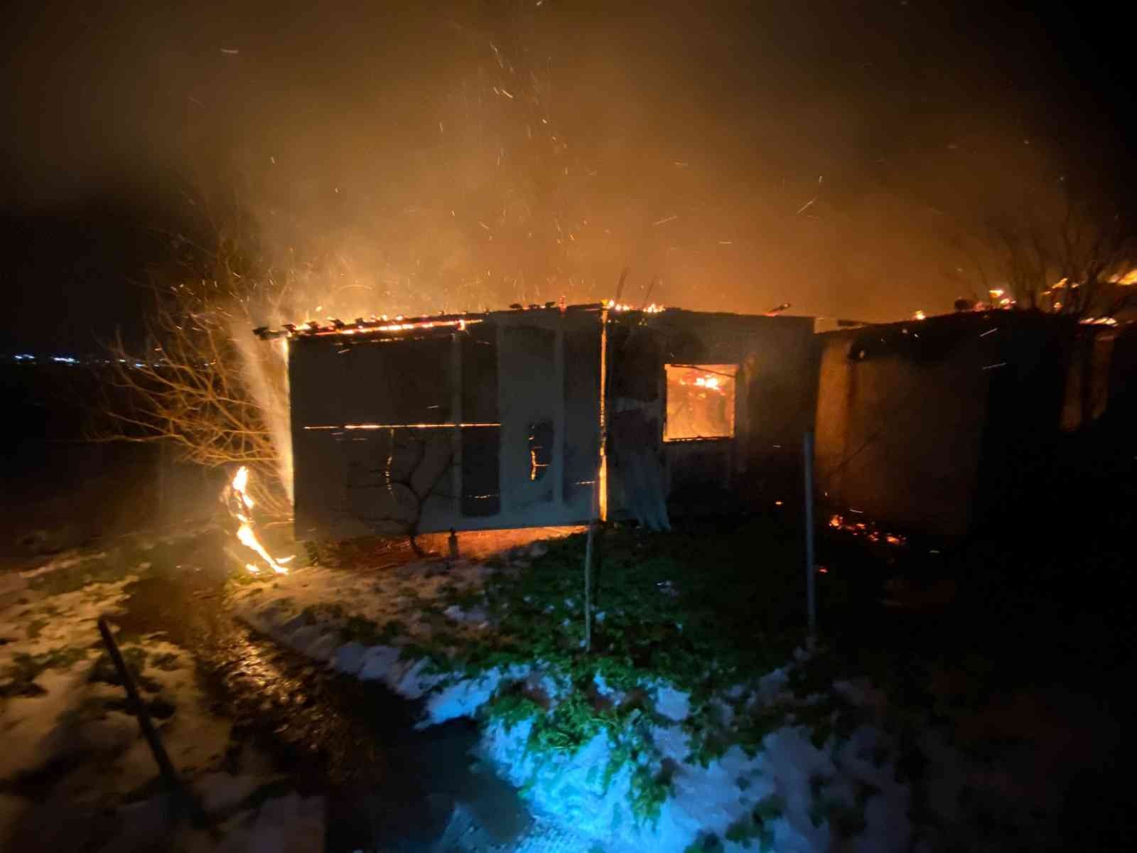 Kocaeli’nin Gebze ilçesinde hayvanların bulunduğu ahır alev alev yandı. Yangın, Kocaeli’nin Gebze ilçesi Balçık Mahallesi 3278 Sokak üzerinde ...