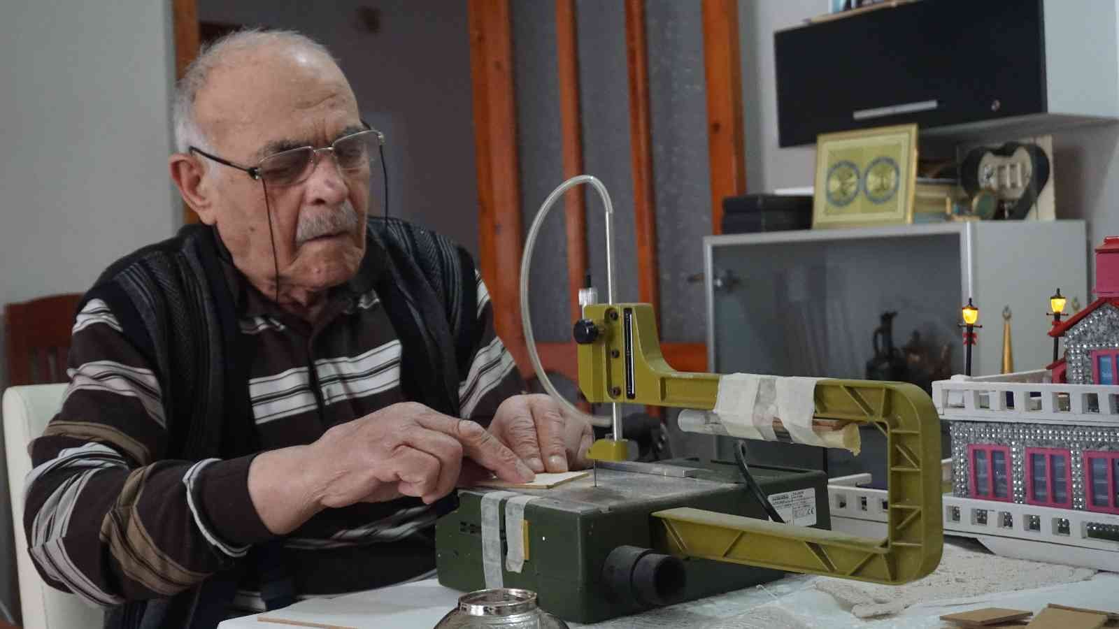 Edirne’de yıllar önce kolon kanserine yakalanan 82 yaşındaki Veysel Balcı, hastalığını unutmak ve oyalanmak için başladığı maket cami ve ev yapım ...