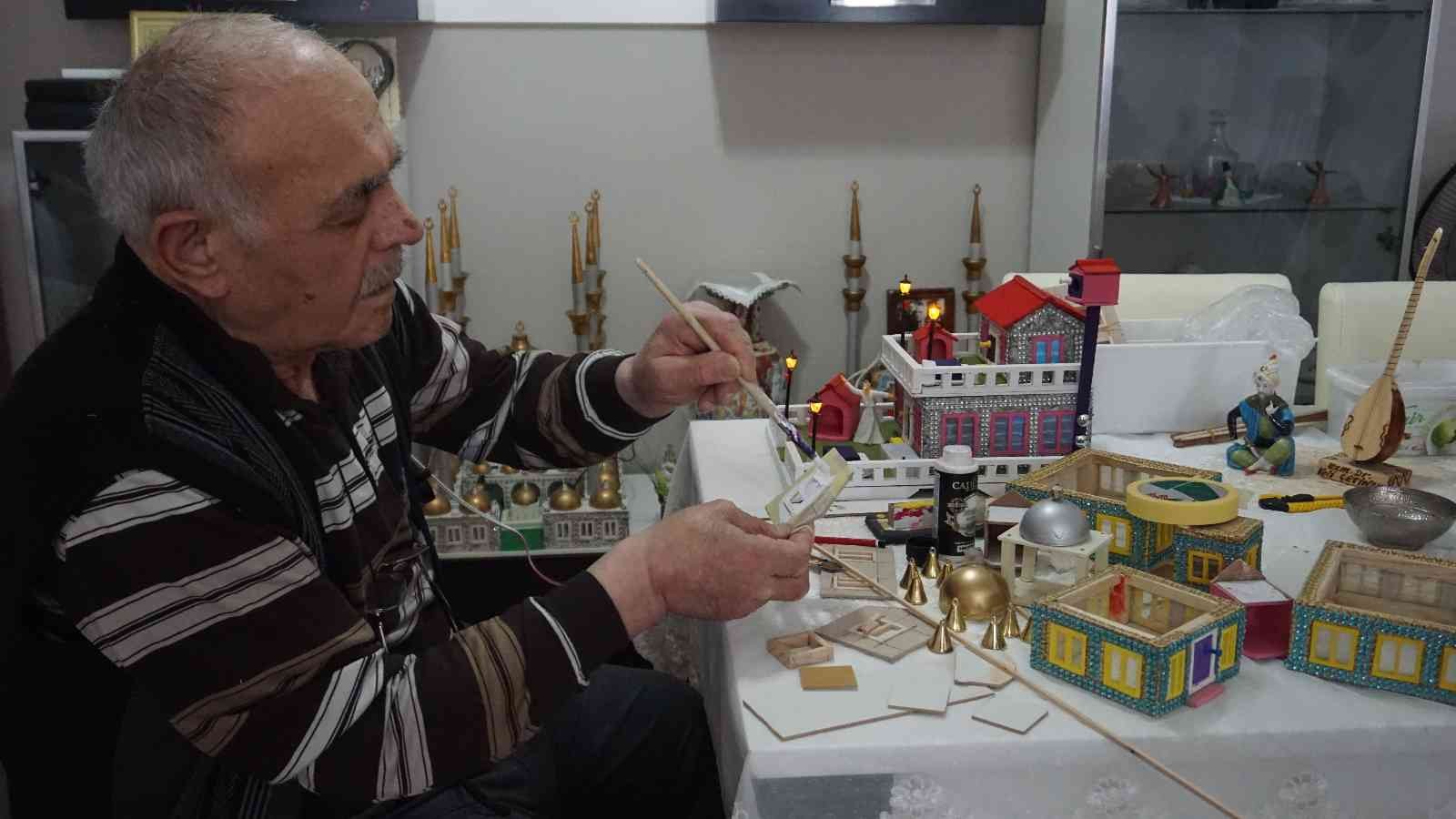 Edirne’de yıllar önce kolon kanserine yakalanan 82 yaşındaki Veysel Balcı, hastalığını unutmak ve oyalanmak için başladığı maket cami ve ev yapım ...