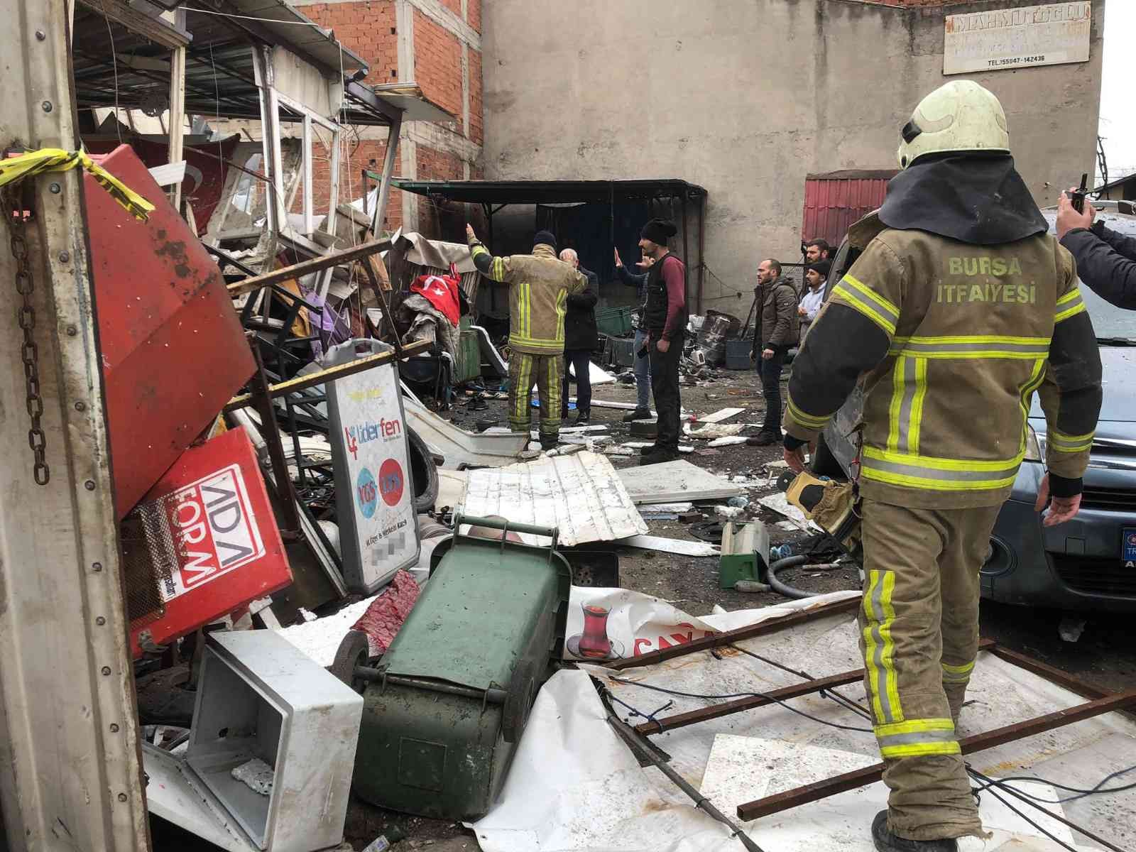 Bursa’da 2 kişinin yaralandığı patlama anı güvenlik kameralarına saniye saniye yansıdı. Patlamayla birlikte olay yeri savaş alanına dönerken, can ...