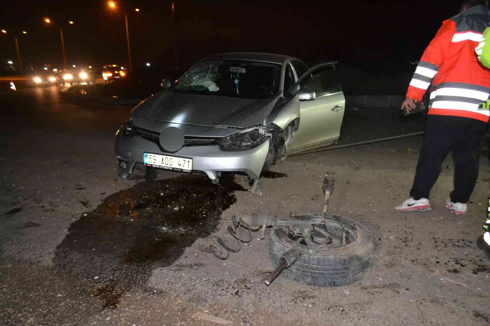 Tekirdağ’ın Çorlu ilçesinde kavşakta refüje çarpan araç hurdaya döndü. Yaralı olmasına rağmen tedaviyi reddeden araç sürücüsü ise alkollü çıktı ...