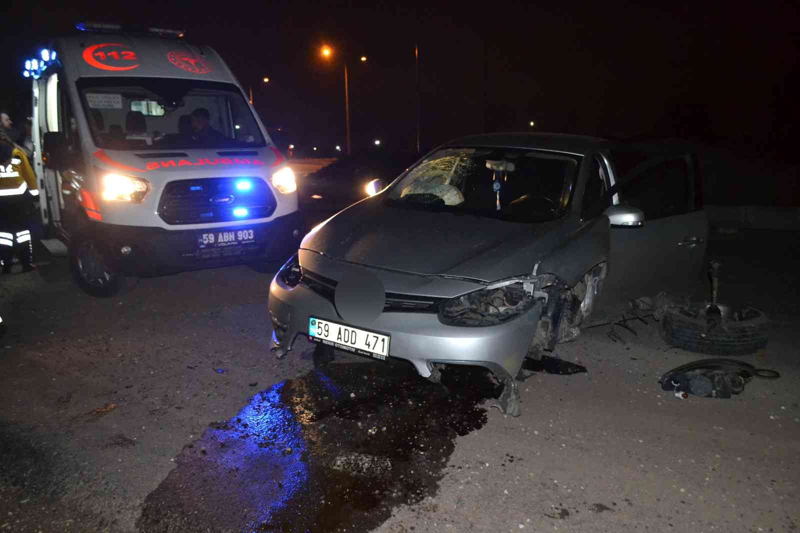 Tekirdağ’ın Çorlu ilçesinde kavşakta refüje çarpan araç hurdaya döndü. Yaralı olmasına rağmen tedaviyi reddeden araç sürücüsü ise alkollü çıktı ...