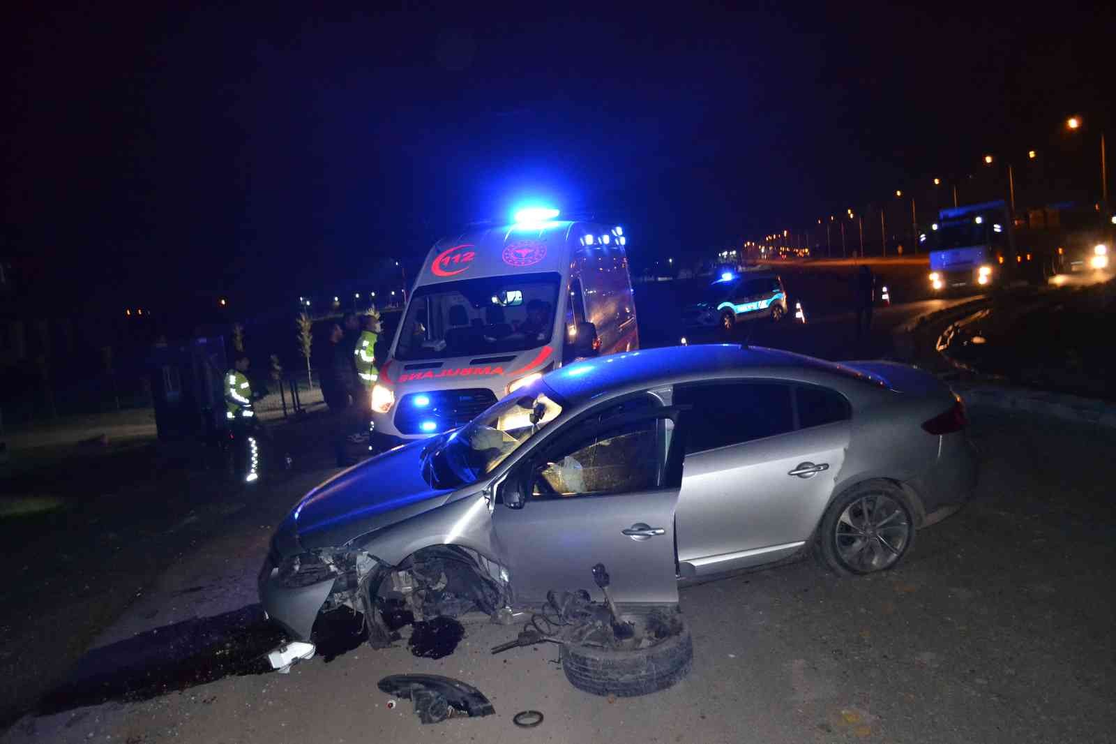 Tekirdağ’ın Çorlu ilçesinde kavşakta refüje çarpan araç hurdaya döndü. Yaralı olmasına rağmen tedaviyi reddeden araç sürücüsü ise alkollü çıktı ...