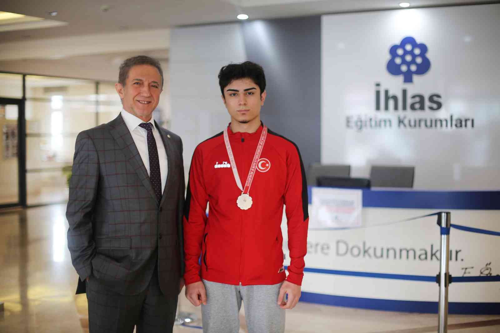 İhlas Koleji’nin karatedeki başarılı ismi Alparslan Küçükaltun, Okul Sporları Karate Türkiye Şampiyonası’nda Ümit Erkekler 14-15 yaş ...