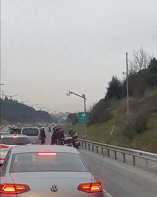 İstanbul’da trafikte kavga eden sürücüler, saniyelerle yarışan ambulansın ilerlemesine engel oldu. Yaşanan o anlar ise cep telefonu kamerasına ...