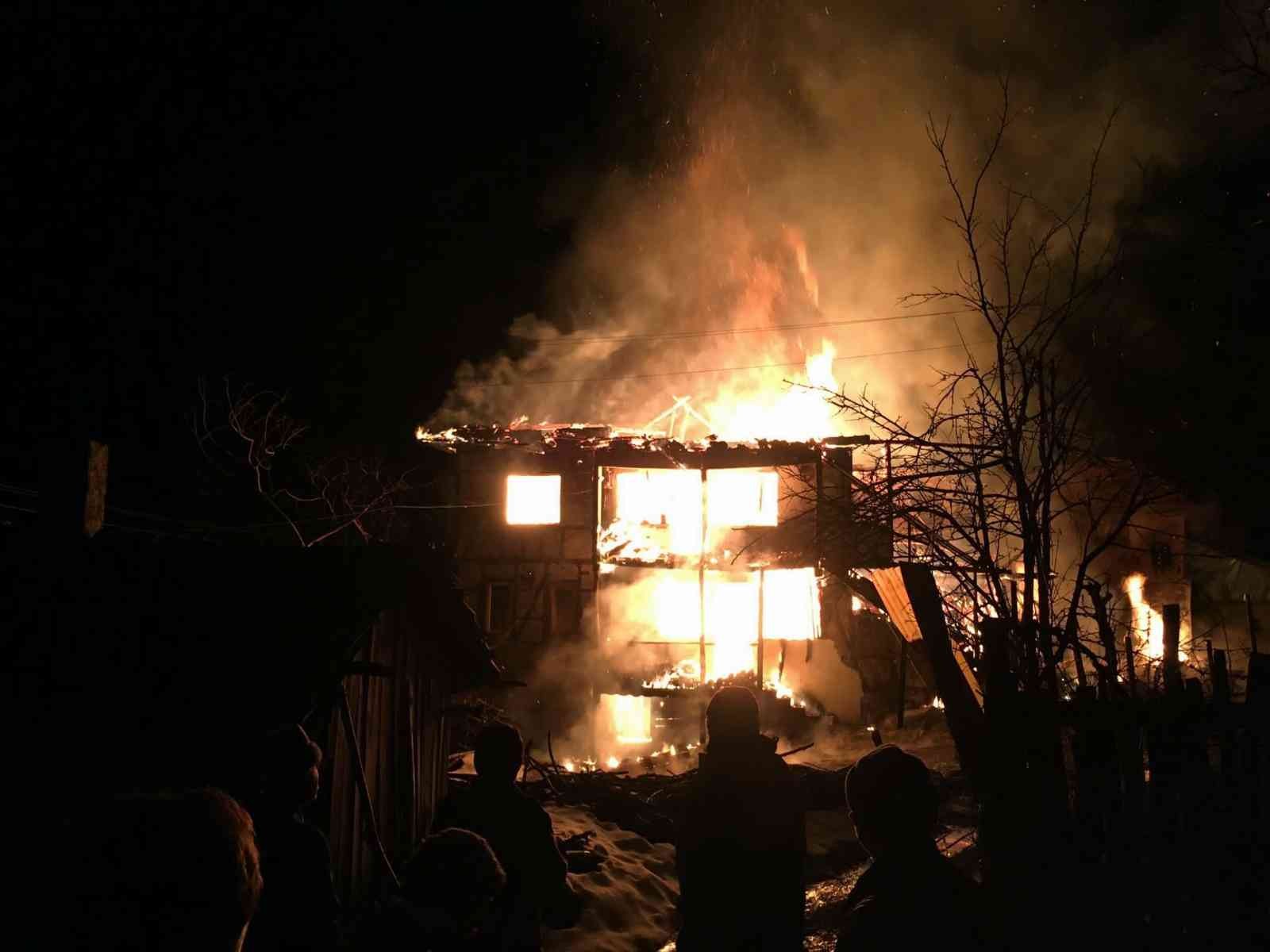 Sakarya’nın Pamukova ilçesinde gece saatlerinde iki katlı evde çıkan ve yanındaki bir eve daha sıçrayan yangın panik oluşturdu. Alevler iki katlı ...