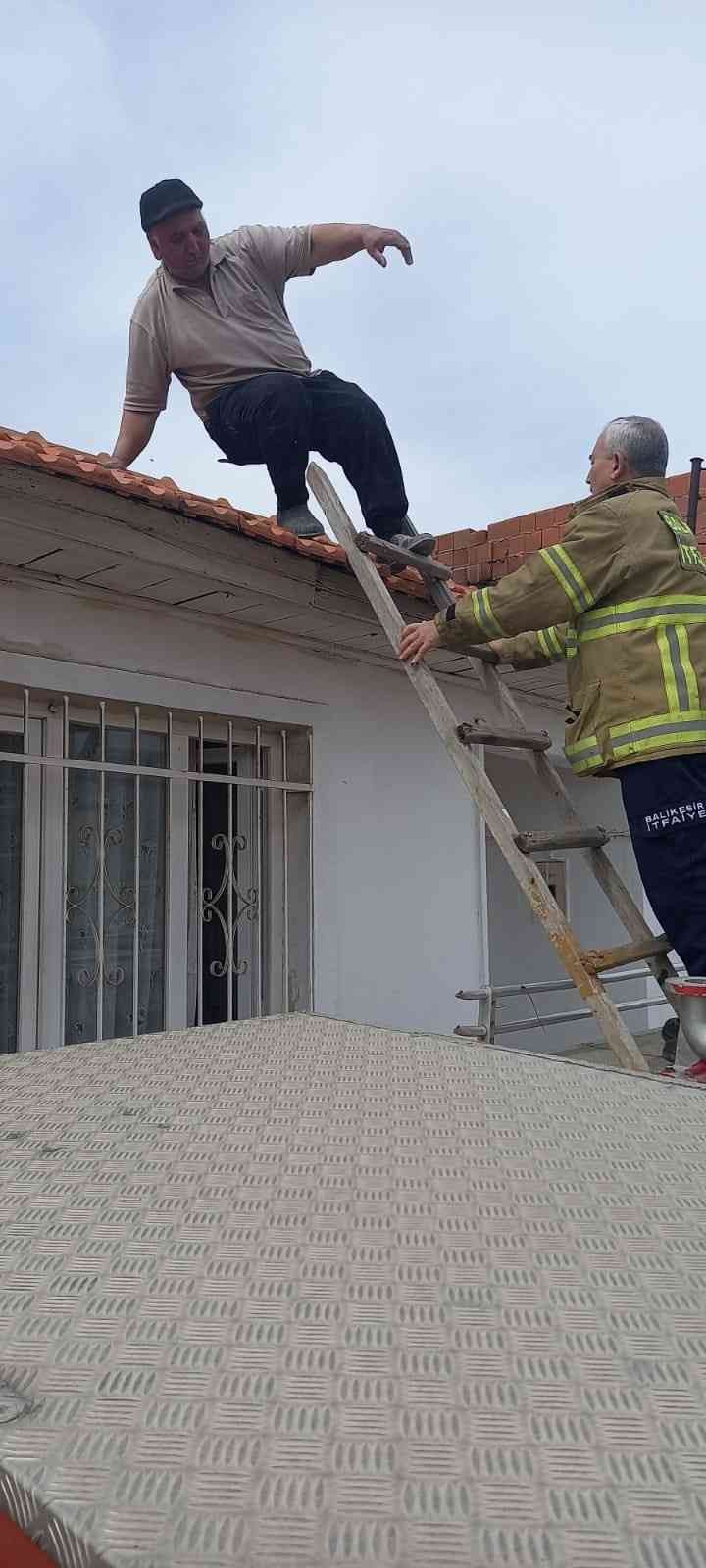 Balıkesir’in Edremit ilçesinde çatıya çıktığı merdiveni çalınınca çatıda mahsur kalan vatandaşı Balıkesir Büyükşehir Belediyesi İtfaiyesi ...