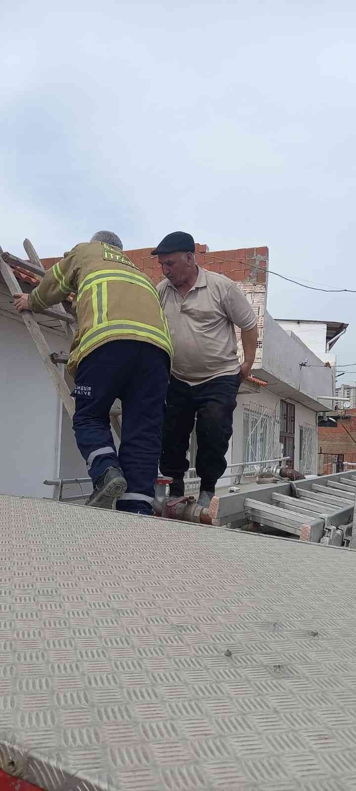 Balıkesir’in Edremit ilçesinde çatıya çıktığı merdiveni çalınınca çatıda mahsur kalan vatandaşı Balıkesir Büyükşehir Belediyesi İtfaiyesi ...