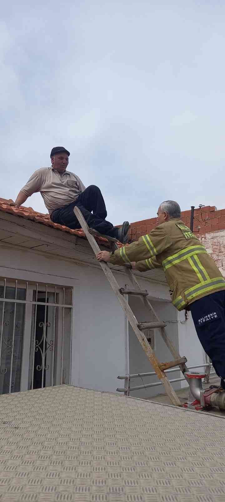 Balıkesir’in Edremit ilçesinde çatıya çıktığı merdiveni çalınınca çatıda mahsur kalan vatandaşı Balıkesir Büyükşehir Belediyesi İtfaiyesi ...