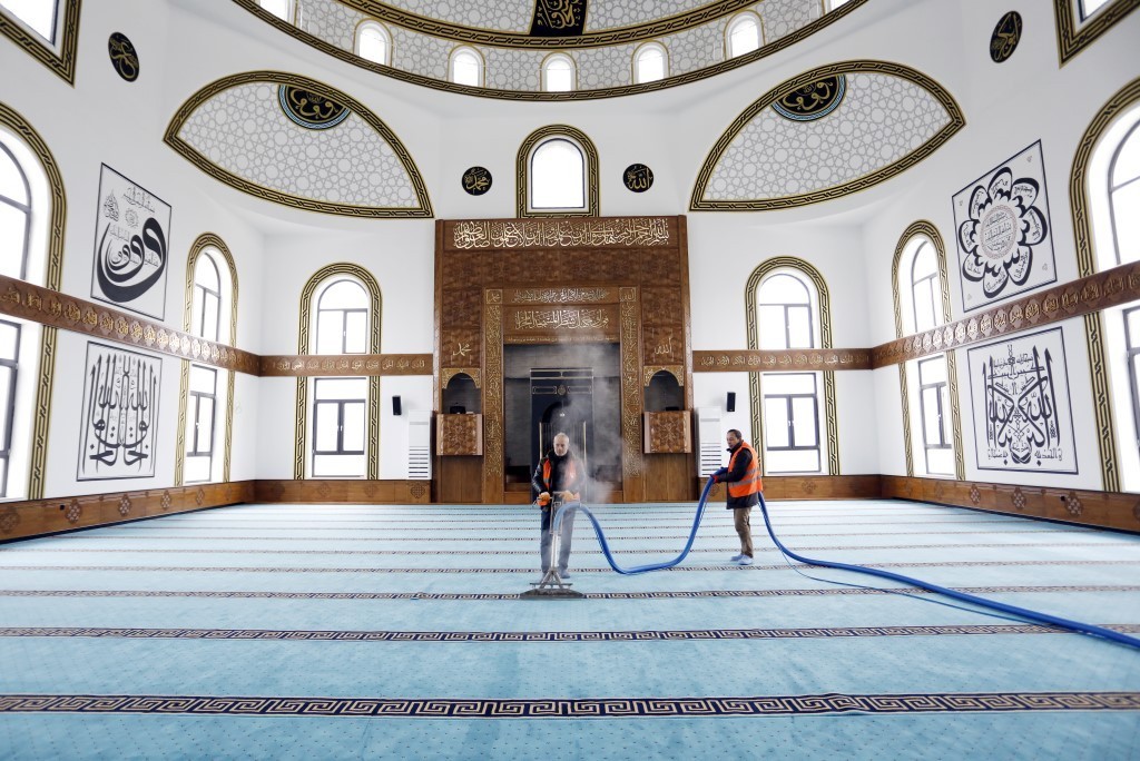 İnegöl Belediyesi, Ramazan ayı öncesinde vatandaşların ibadetlerini temiz bir ortamda yapmaları için camilerde halı yıkama ve temizleme ...