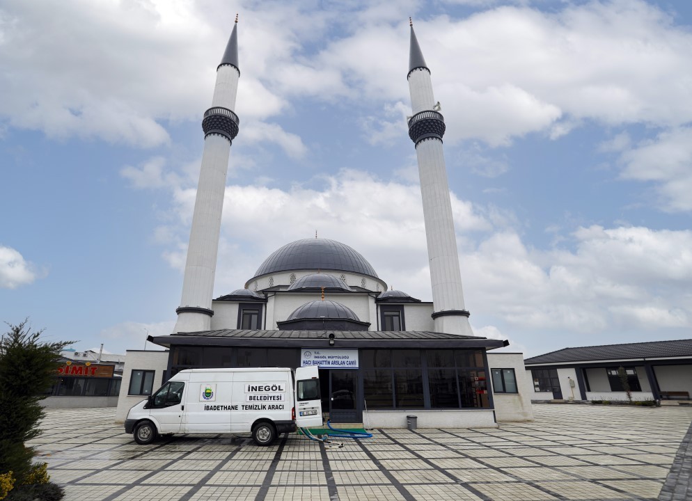 İnegöl Belediyesi, Ramazan ayı öncesinde vatandaşların ibadetlerini temiz bir ortamda yapmaları için camilerde halı yıkama ve temizleme ...