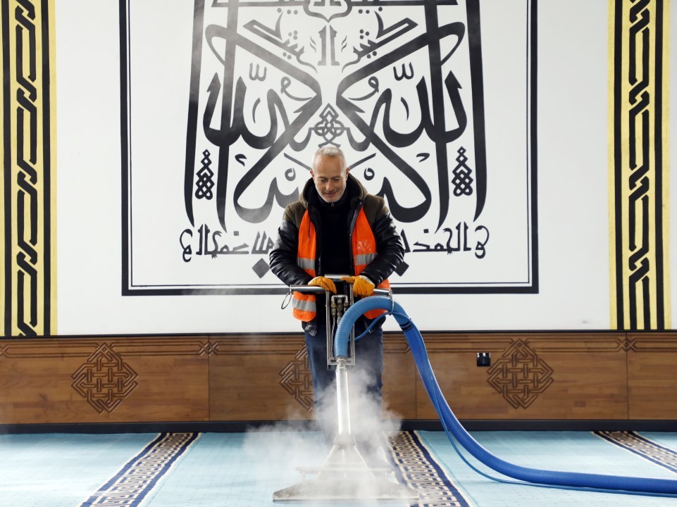 İnegöl Belediyesi, Ramazan ayı öncesinde vatandaşların ibadetlerini temiz bir ortamda yapmaları için camilerde halı yıkama ve temizleme ...