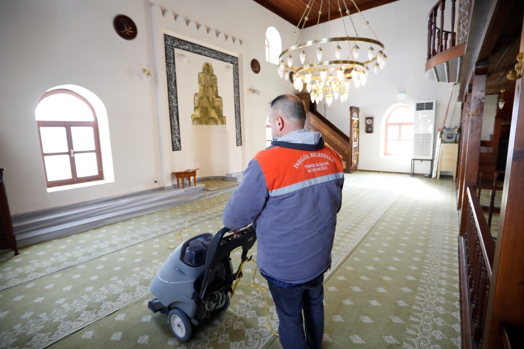 İnegöl Belediyesi, Ramazan ayı öncesinde vatandaşların ibadetlerini temiz bir ortamda yapmaları için camilerde halı yıkama ve temizleme ...