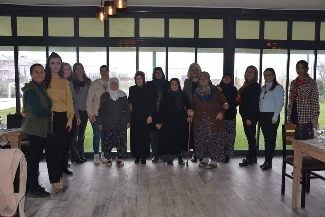 Edirne’nin İpsala ilçesinde 8 Mart Dünya Kadınlar Günü dolayısıyla şehit aileleri ve yakınları unutulmadı. İpsala İlçe Kaymakamı Ekrem Güngör ...