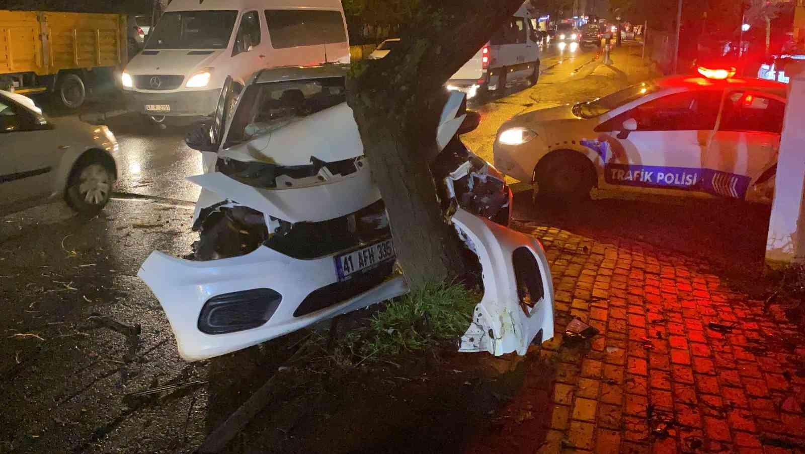 Kocaeli’nin Gebze ilçesinde seyir halindeyken dönüş yapmak üzere olan iş makinesini sollamaya çalışan otomobil ağaca girdi. Kaza, Gebze ilçesi ...