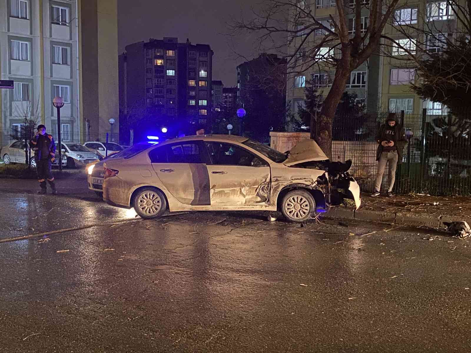 Kocaeli’nin Gebze ilçesinde seyir halindeyken dönüş yapmak üzere olan iş makinesini sollamaya çalışan otomobil ağaca girdi. Kaza, Gebze ilçesi ...