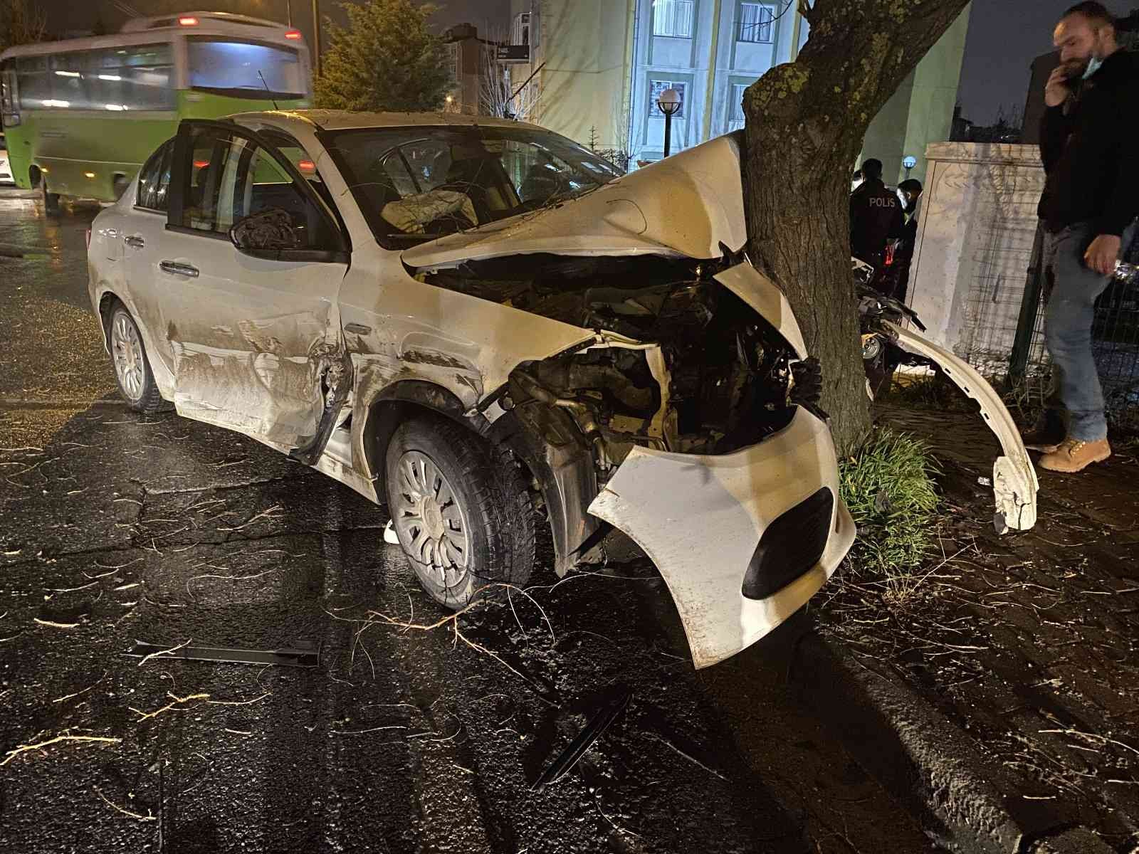 Kocaeli’nin Gebze ilçesinde seyir halindeyken dönüş yapmak üzere olan iş makinesini sollamaya çalışan otomobil ağaca girdi. Kaza, Gebze ilçesi ...