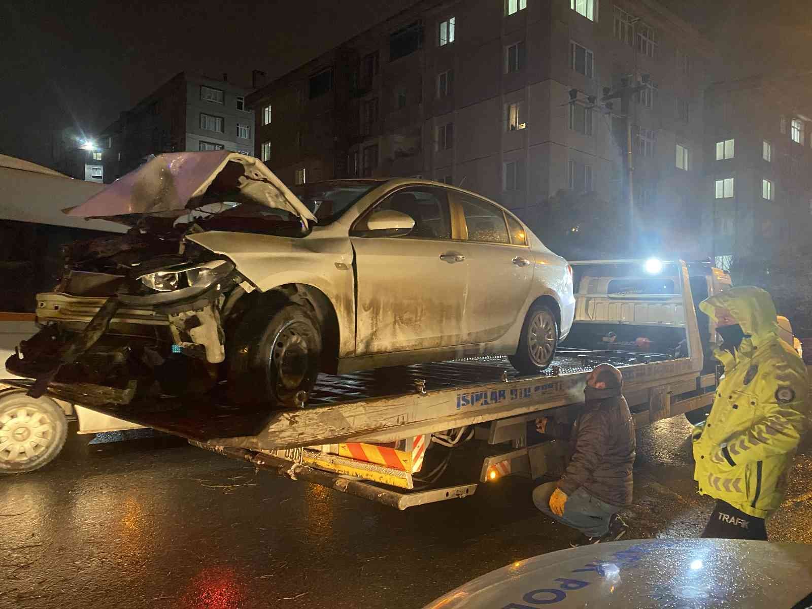 Kocaeli’nin Gebze ilçesinde seyir halindeyken dönüş yapmak üzere olan iş makinesini sollamaya çalışan otomobil ağaca girdi. Kaza, Gebze ilçesi ...