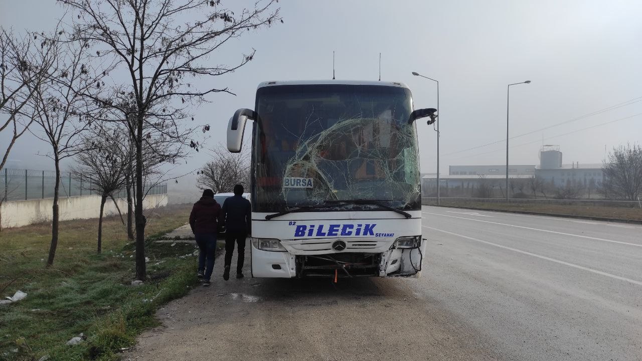 Bursa’da sabah saatlerin etkili olan sis kazayı da beraberinde getirdi. Görüş mesafesinin 2 metreye kadar düştüğü anlarda işçi taşıyan servis ...