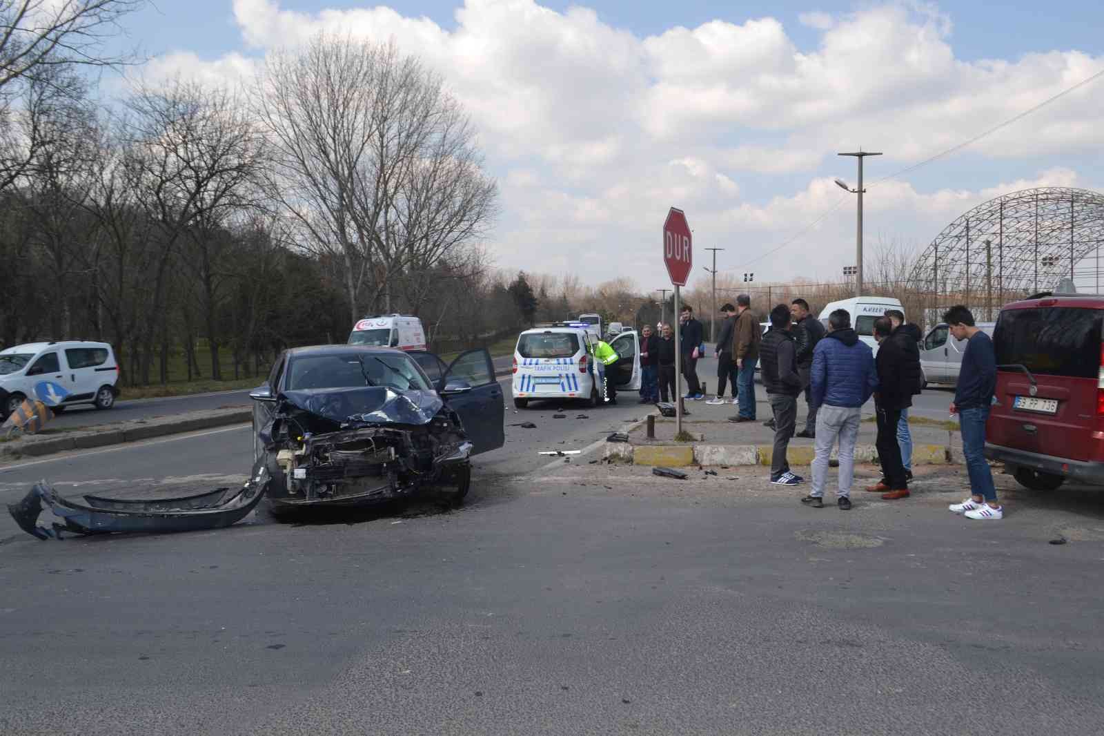 Tekirdağ Çorlu’da kavşağa kontrolsüz giriş yaparken minibüsle çarpışan otomobil hurdaya döndü. Kazada 2 kişi hafif yaralandı. Kaza, Hıdırağa ...