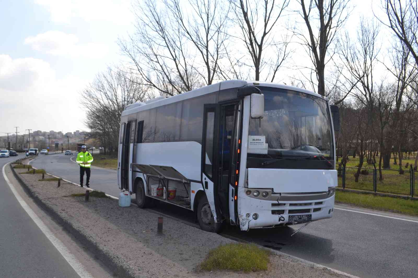 Tekirdağ Çorlu’da kavşağa kontrolsüz giriş yaparken minibüsle çarpışan otomobil hurdaya döndü. Kazada 2 kişi hafif yaralandı. Kaza, Hıdırağa ...