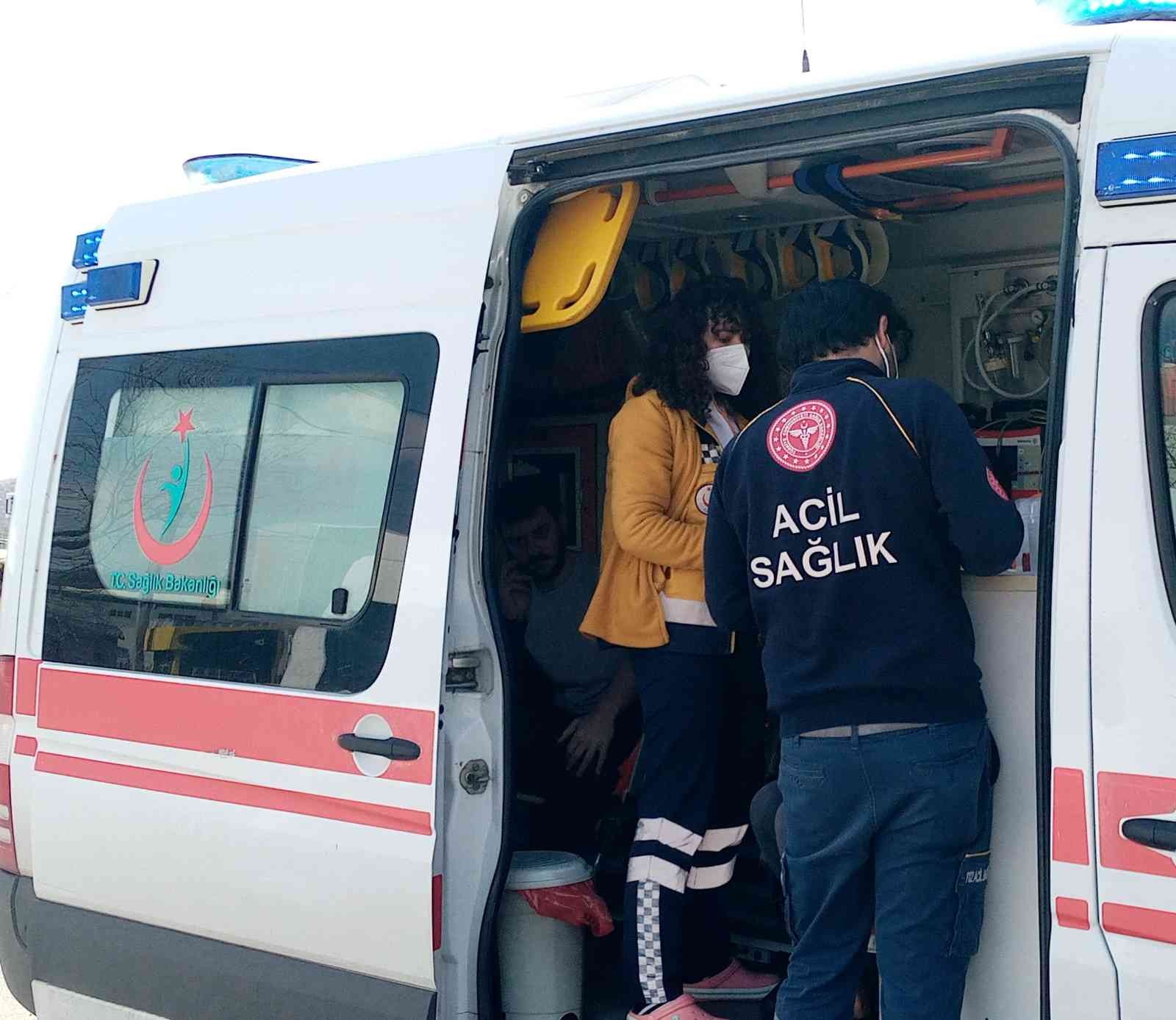 Tekirdağ Çorlu’da kavşağa kontrolsüz giriş yaparken minibüsle çarpışan otomobil hurdaya döndü. Kazada 2 kişi hafif yaralandı. Kaza, Hıdırağa ...