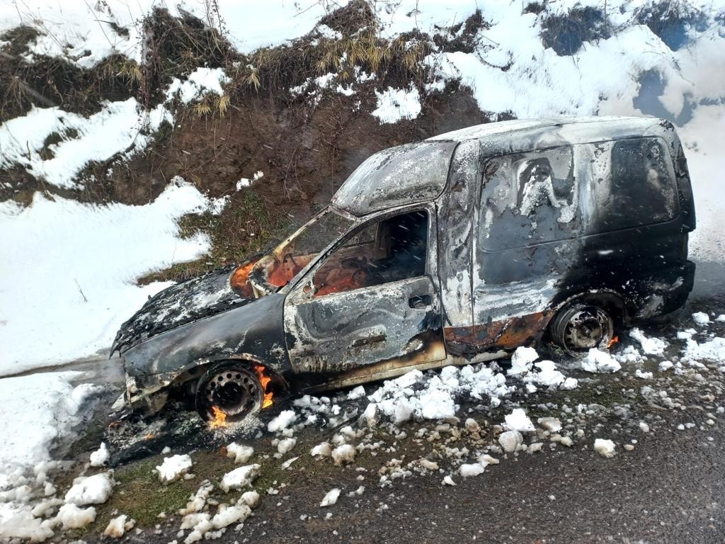 Sakarya’nın Hendek ilçesinde bir kişi, içerisine köz kovası koyduğu aracının alev alması neticesinde feci şekilde can verdi. Alınan bilgiye göre ...