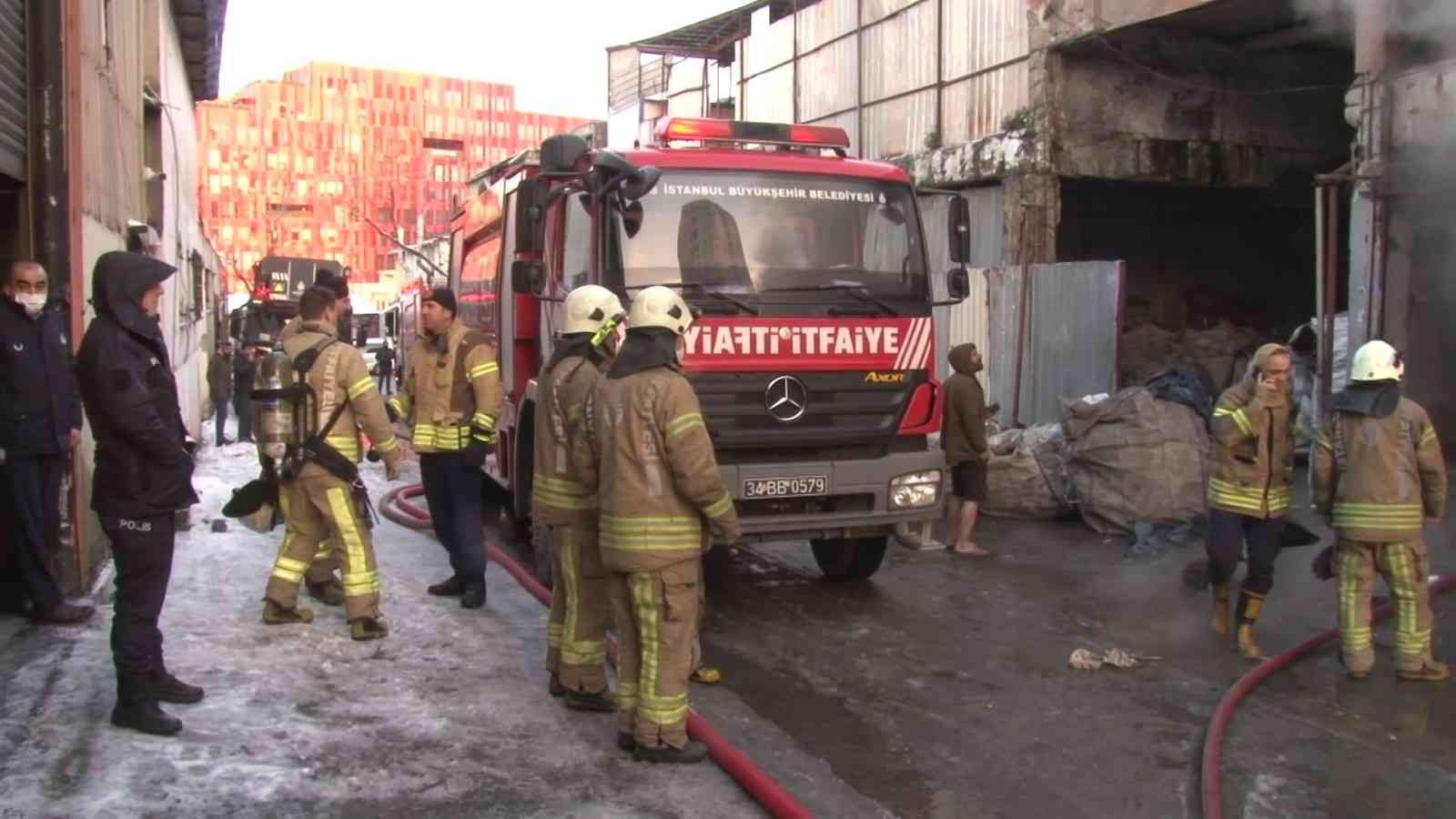 Kartal’da oto sanayi sitesinde ısınmak için yakılan ateş yangına sebep oldu. İtfaiye ekiplerinin müdahalesi sonrası kontrol altına alınan ...